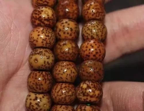 油汗手适合什么样的手串呢? 几十块的手串玩好了能卖到千元