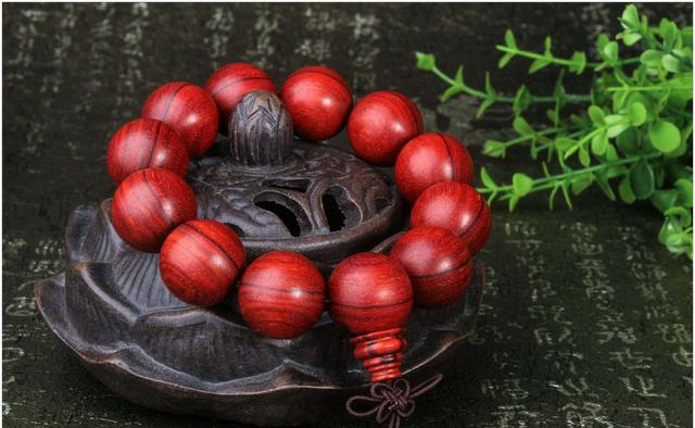 玩红木手串有“3大坑”，喜欢红木手串的玩家注意了！