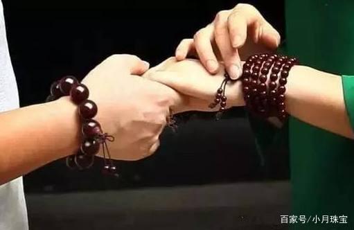 这些文玩手串都不适合夏天盘玩，稍不注意就会毁在手里！