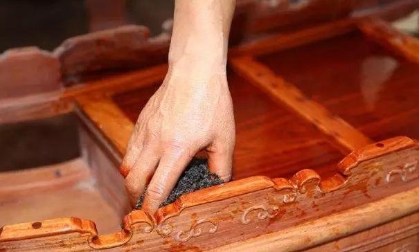 红木保养：红木家具保养是上油好还是上蜡好？