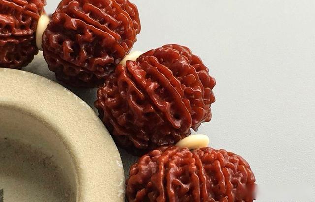金刚菩提子是怎么盘红的？ 金刚菩提手串把玩方式