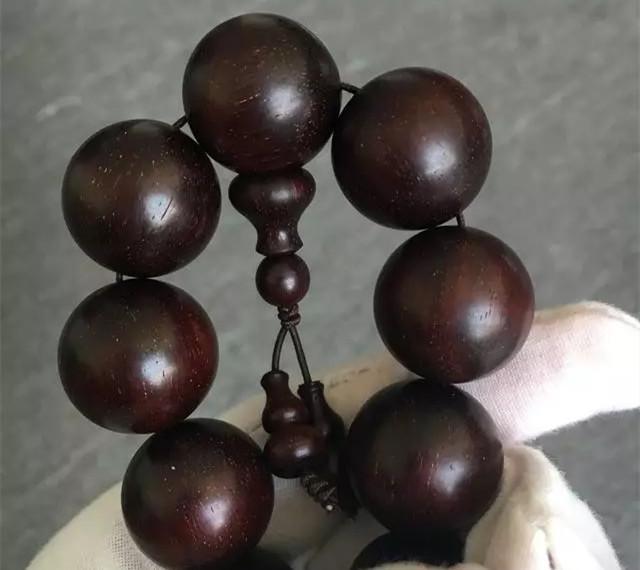 棕眼越盘越多，难道是买到假小叶紫檀了？ 